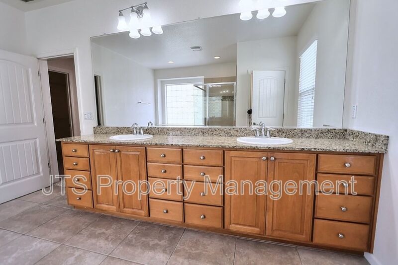 Large Home in Park Setting in West Roseville for Rent! property image