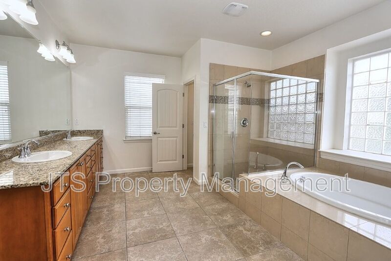 Large Home in Park Setting in West Roseville for Rent! property image