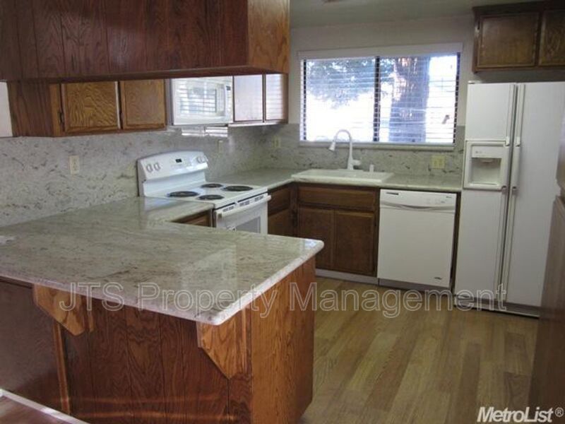 Beautiful corner halfplex available now for rent! property image