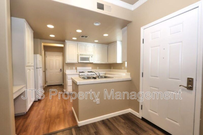 Beautiful Westlake Parkway Condo W/pool+Gym Access and Attached Garage! property image