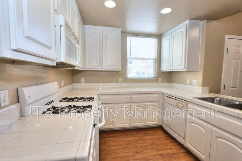 Beautiful Westlake Parkway Condo W/pool+Gym Access and Attached Garage! property image