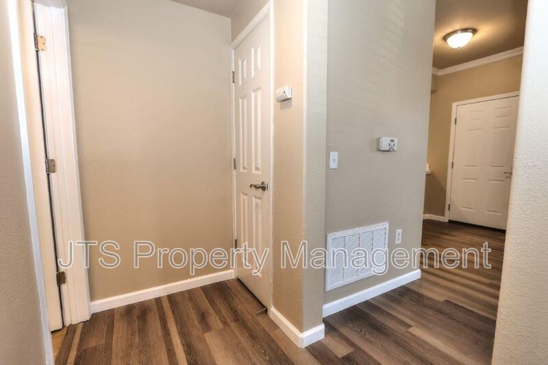 Beautiful Westlake Parkway Condo W/pool+Gym Access and Attached Garage! property image