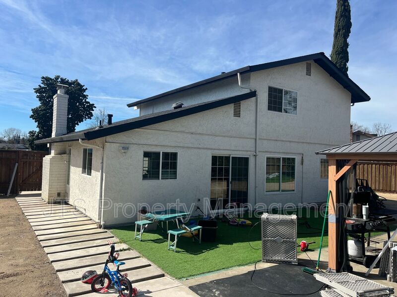 Beautifully Updated Home in Sunriver Community Coming Soon! property image