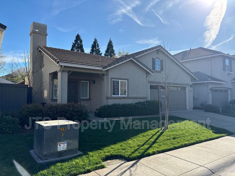 Charming Roseville Home in Gated Community For Rent! property image