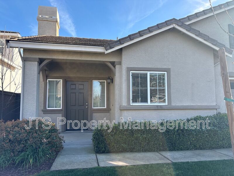 Charming Roseville Home in Gated Community For Rent! property image