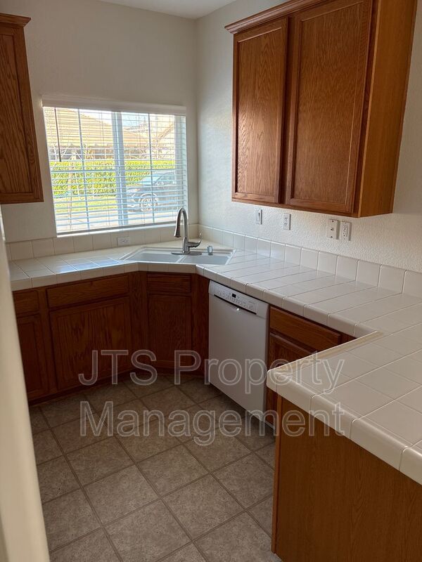 Charming Roseville Home in Gated Community For Rent! property image