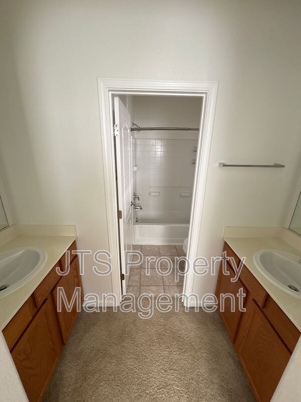 Charming Roseville Home in Gated Community For Rent! property image