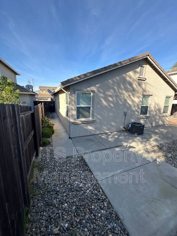 Charming Roseville Home in Gated Community For Rent! property image