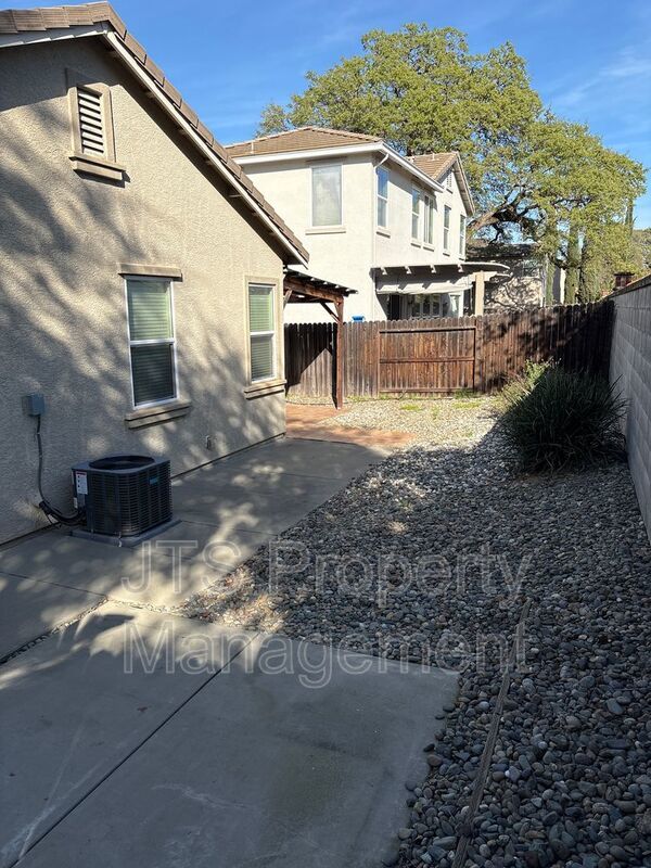Charming Roseville Home in Gated Community For Rent! property image