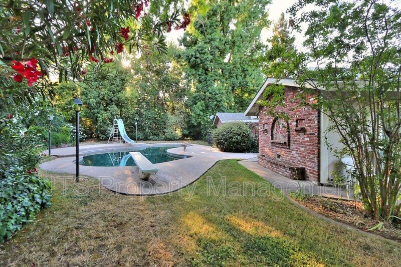 River Parkway Access for this 1 level 4 Bedroom Carmichael Duplex! property image