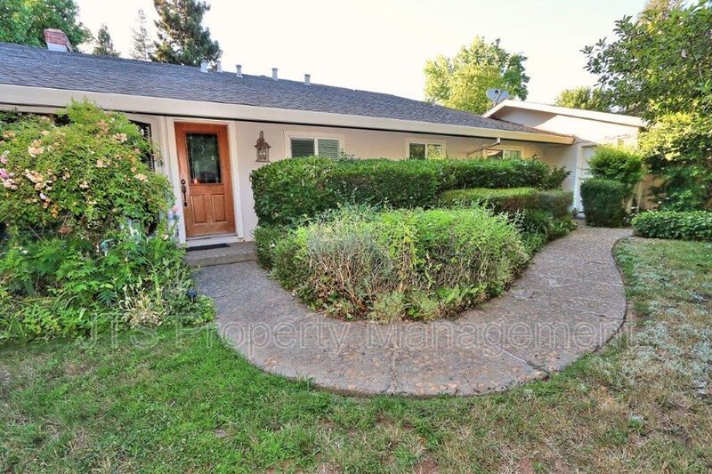 River Parkway Access for this 1 level 4 Bedroom Carmichael Duplex! property image