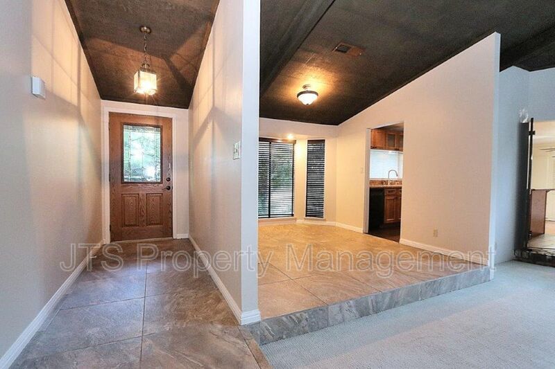 River Parkway Access for this 1 level 4 Bedroom Carmichael Duplex! property image