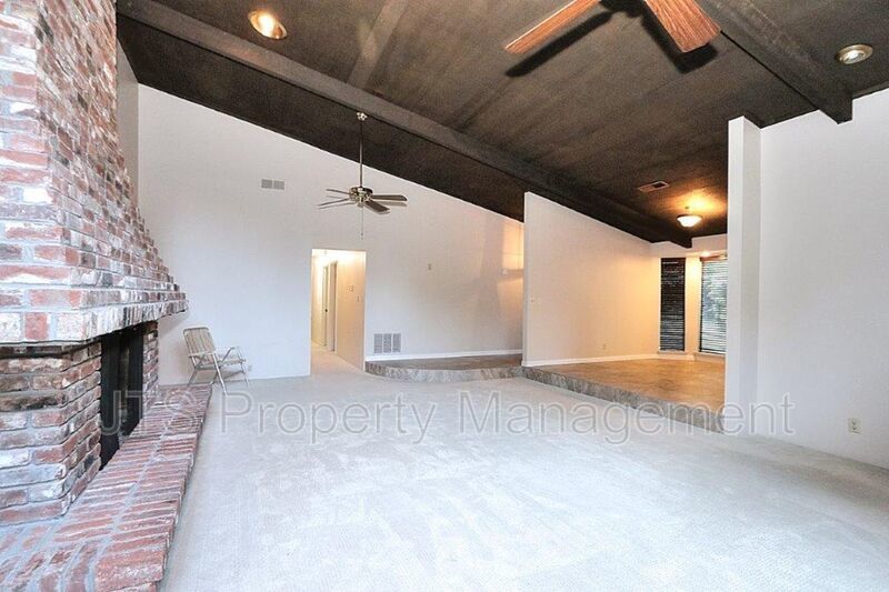 River Parkway Access for this 1 level 4 Bedroom Carmichael Duplex! property image