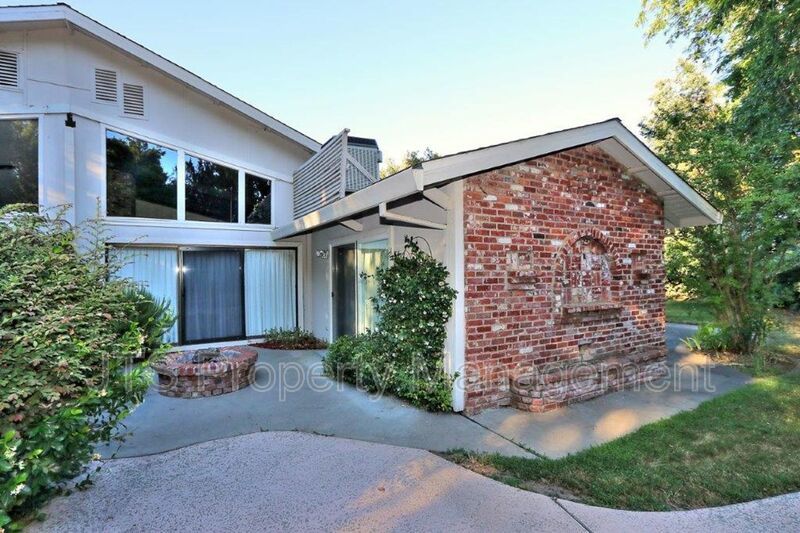 River Parkway Access for this 1 level 4 Bedroom Carmichael Duplex! property image
