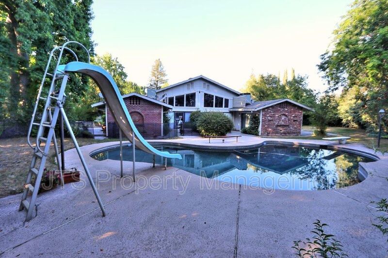 River Parkway Access for this 1 level 4 Bedroom Carmichael Duplex! property image