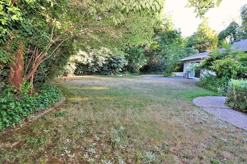 River Parkway Access for this 1 level 4 Bedroom Carmichael Duplex! property image