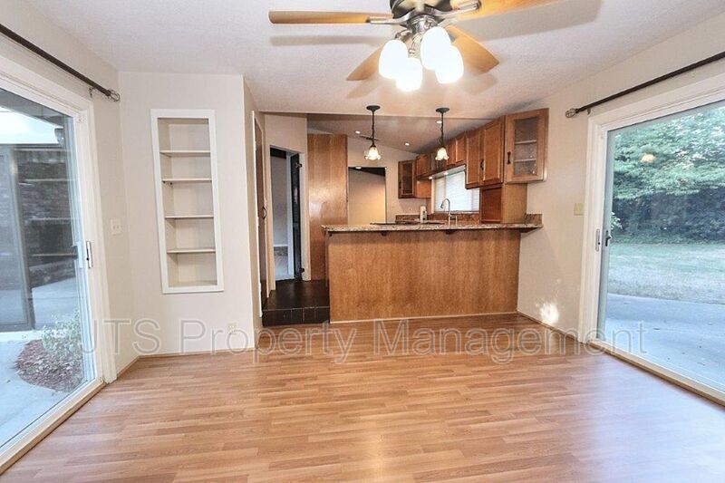 River Parkway Access for this 1 level 4 Bedroom Carmichael Duplex! property image
