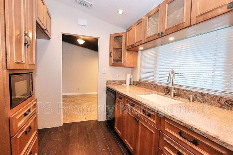 River Parkway Access for this 1 level 4 Bedroom Carmichael Duplex! property image
