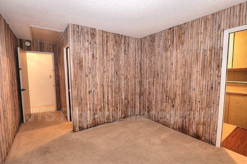 River Parkway Access for this 1 level 4 Bedroom Carmichael Duplex! property image