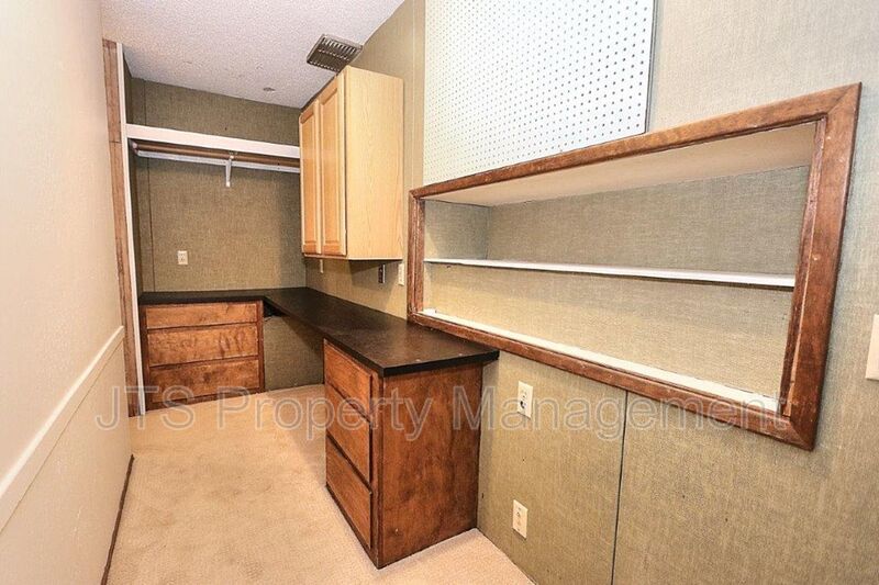 River Parkway Access for this 1 level 4 Bedroom Carmichael Duplex! property image