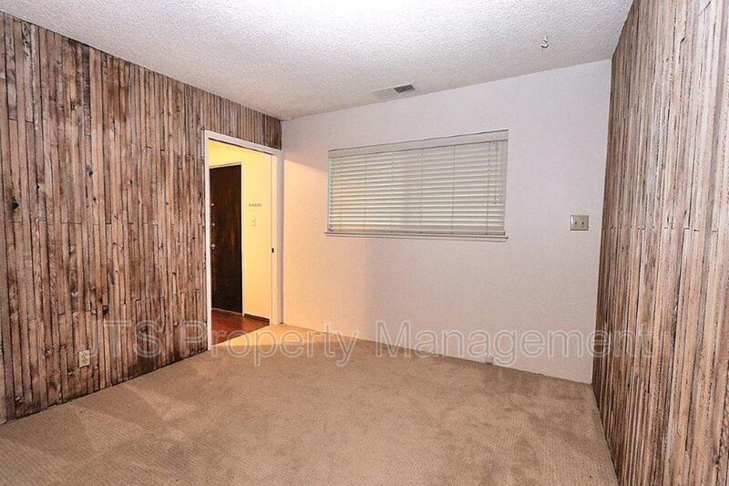 River Parkway Access for this 1 level 4 Bedroom Carmichael Duplex! property image