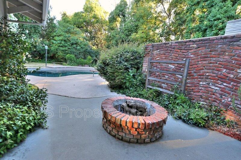 River Parkway Access for this 1 level 4 Bedroom Carmichael Duplex! property image
