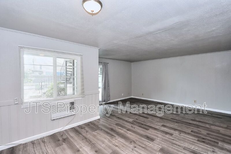 Rare 2 Bedroom Lower Level Apartment Across from UC Davis Med Center! property image