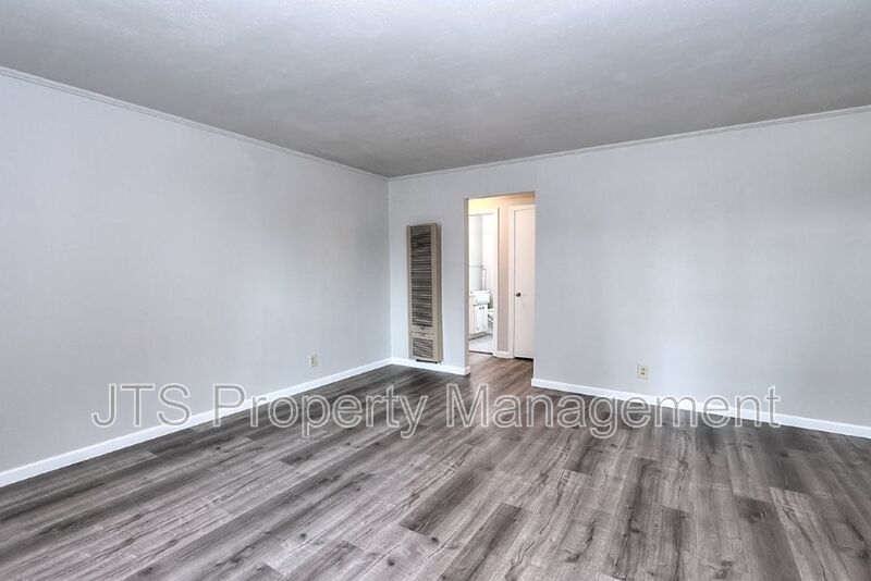 Rare 2 Bedroom Lower Level Apartment Across from UC Davis Med Center! property image