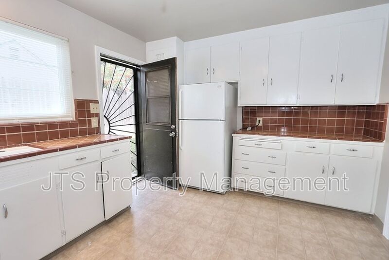 Rare 2 Bedroom Lower Level Apartment Across from UC Davis Med Center! property image
