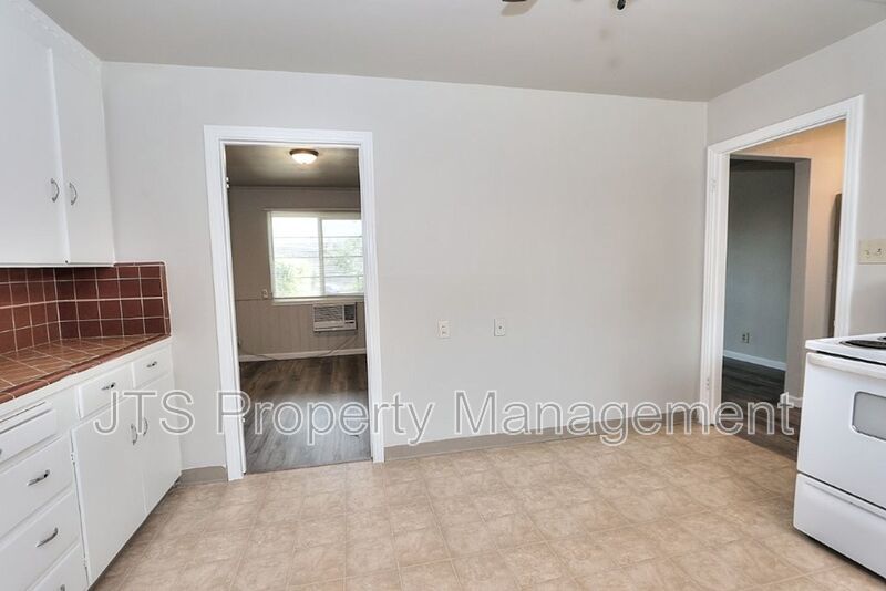 Rare 2 Bedroom Lower Level Apartment Across from UC Davis Med Center! property image