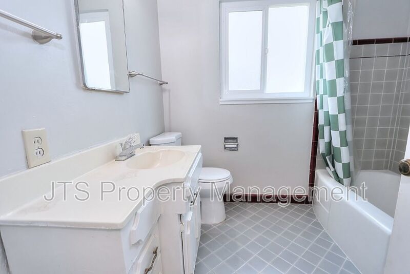 Rare 2 Bedroom Lower Level Apartment Across from UC Davis Med Center! property image