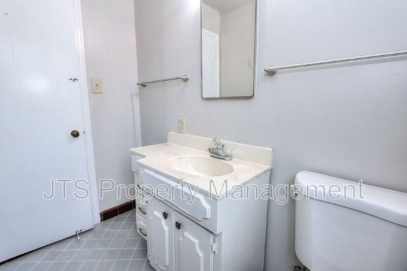 Rare 2 Bedroom Lower Level Apartment Across from UC Davis Med Center! property image