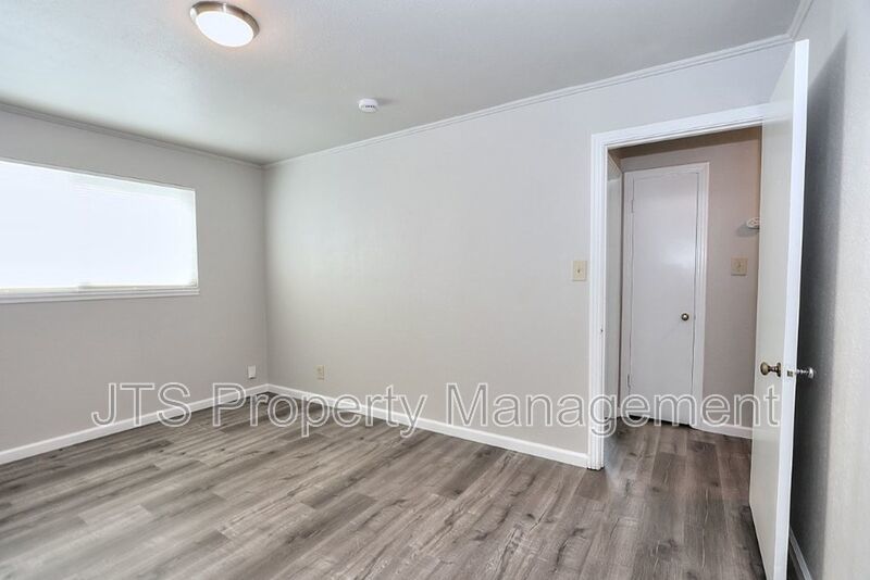 Rare 2 Bedroom Lower Level Apartment Across from UC Davis Med Center! property image
