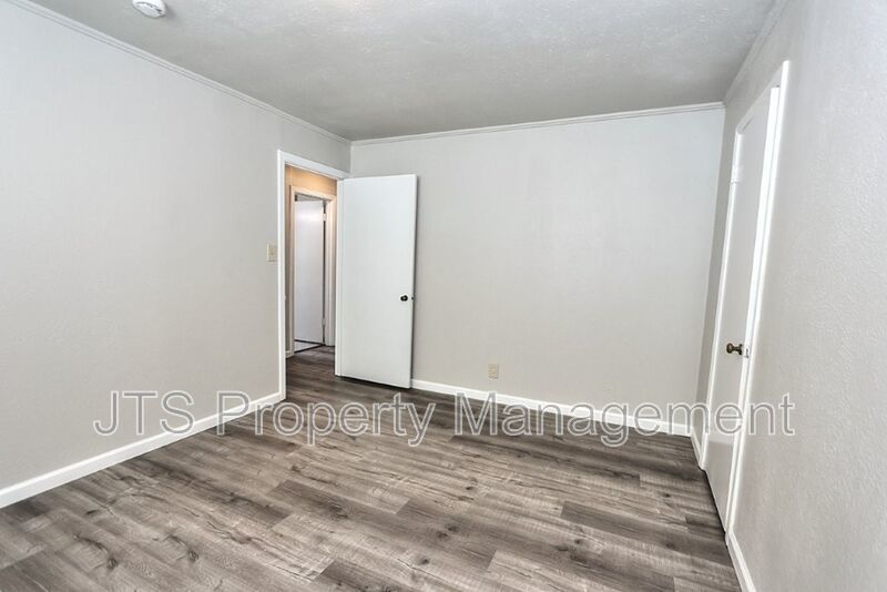 Rare 2 Bedroom Lower Level Apartment Across from UC Davis Med Center! property image