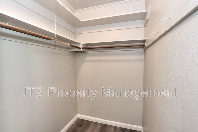 Rare 2 Bedroom Lower Level Apartment Across from UC Davis Med Center! property image