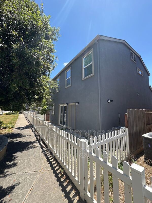 Beautiful Gated Community Sacramento Home for rent! property image