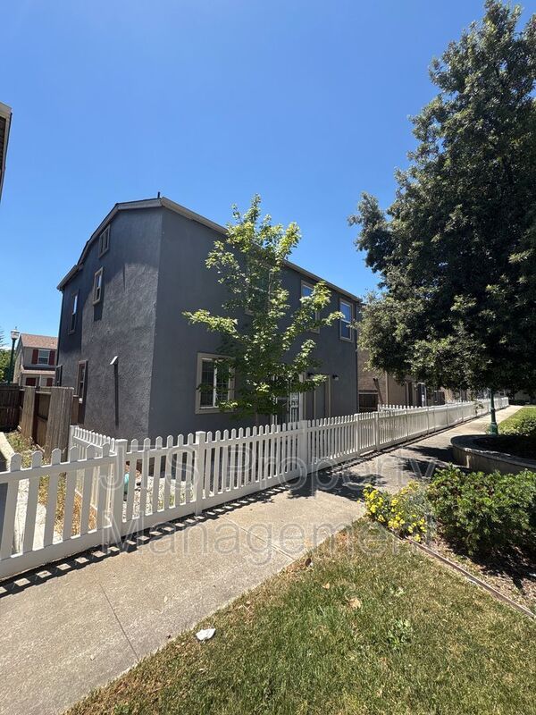 Beautiful Gated Community Sacramento Home for rent! property image