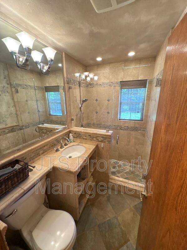 Beautiful Carmichael Home in Established Neighborhood for Rent! property image