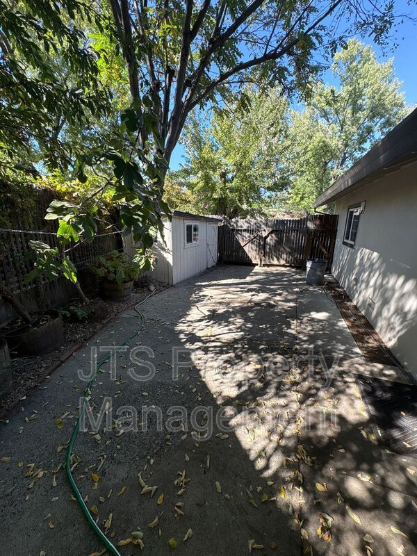 Beautiful Carmichael Home in Established Neighborhood for Rent! property image