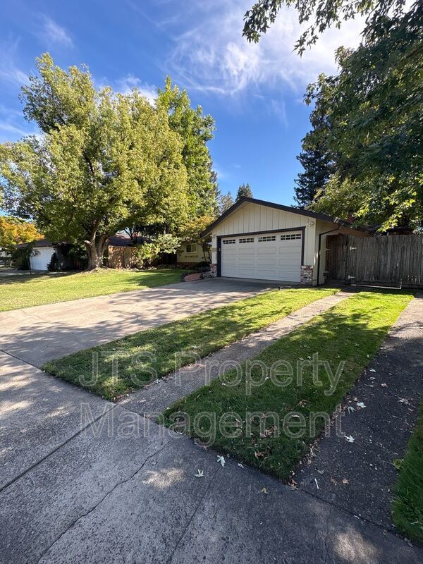 Beautiful Carmichael Home in Established Neighborhood for Rent! property image