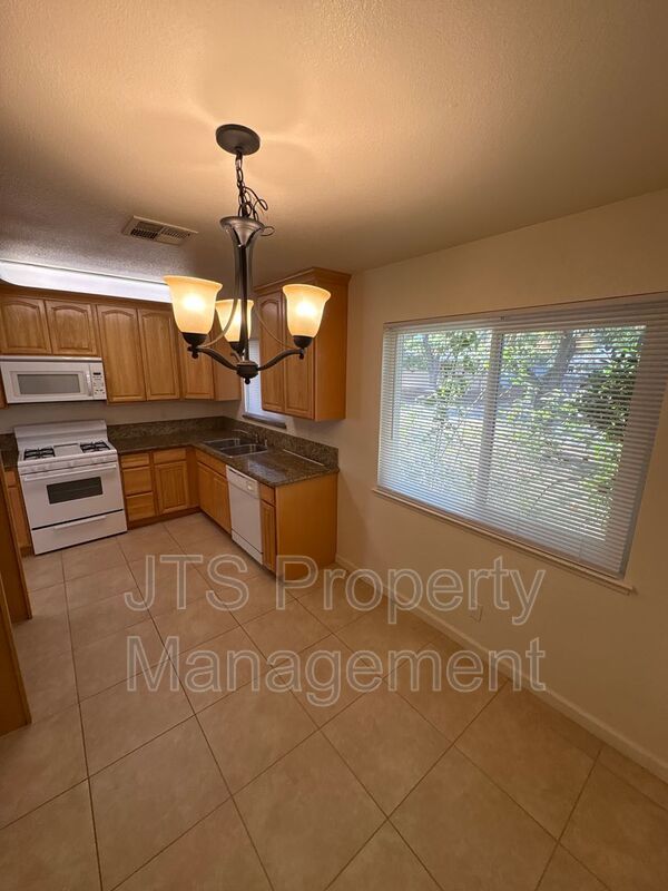 2 Bedroom House with Backyard for Rent! property image