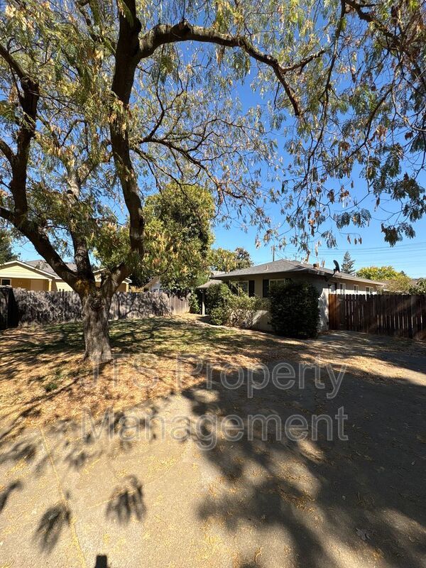 2 Bedroom House with Backyard for Rent! property image