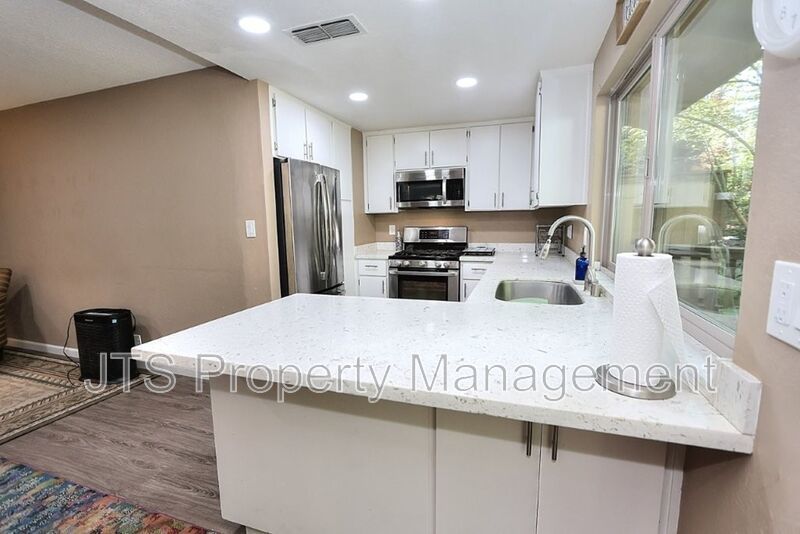 Beautiful Crosswoods community townhome for rent! property image