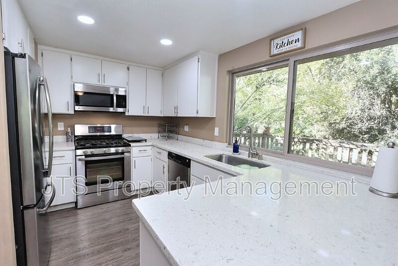 Beautiful Crosswoods community townhome for rent! property image