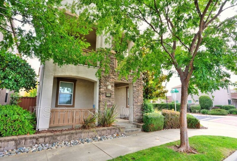 Large Home in Park Setting in West Roseville for Rent! property image