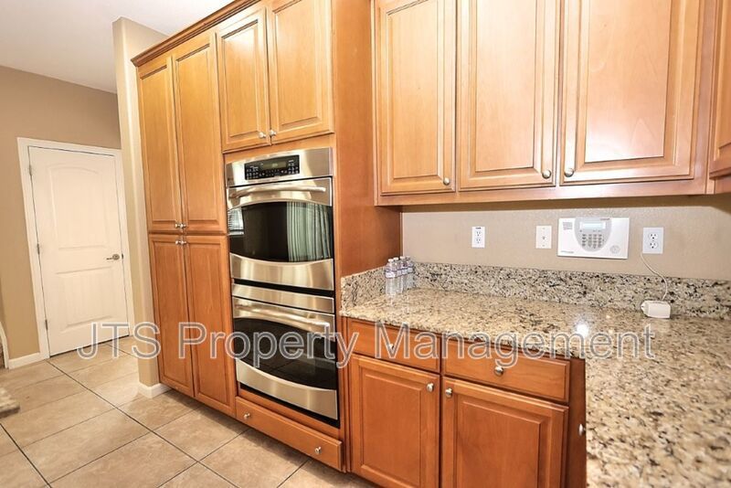 Large Home in Park Setting in West Roseville for Rent! property image