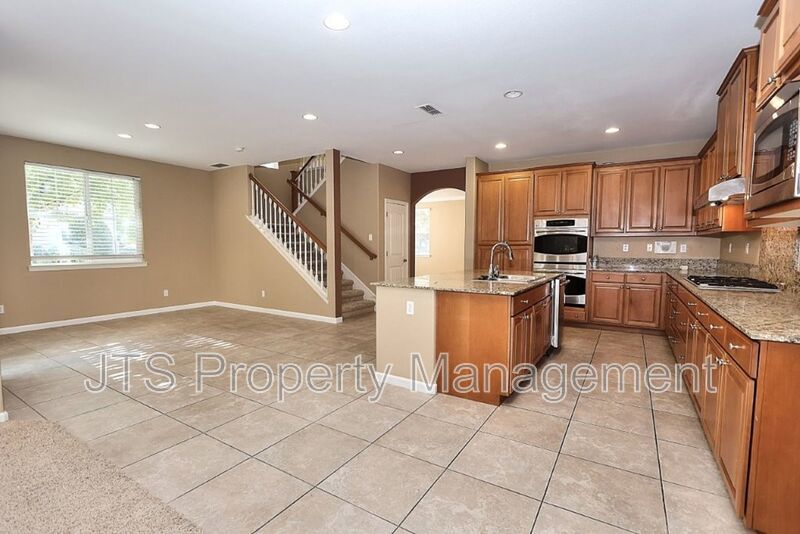 Large Home in Park Setting in West Roseville for Rent! property image