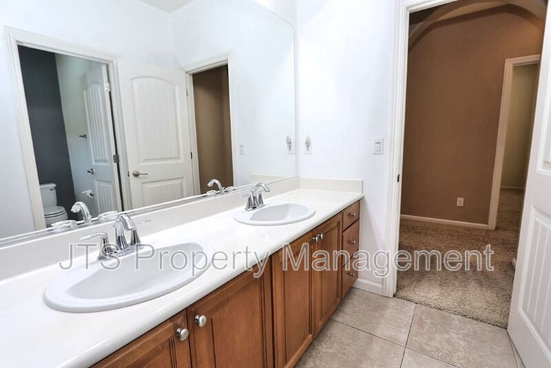 Large Home in Park Setting in West Roseville for Rent! property image